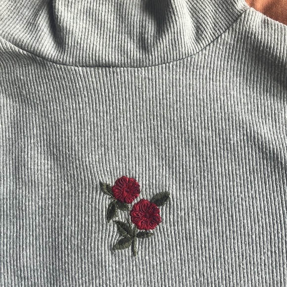 Super soft turtleneck with embroidered roses - Picture 2 of 5